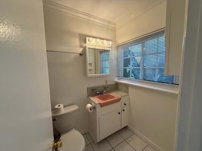 Building Photo - 8576 Holloway Dr