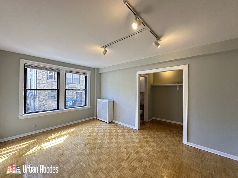 Building Photo - 727 W Belmont Ave