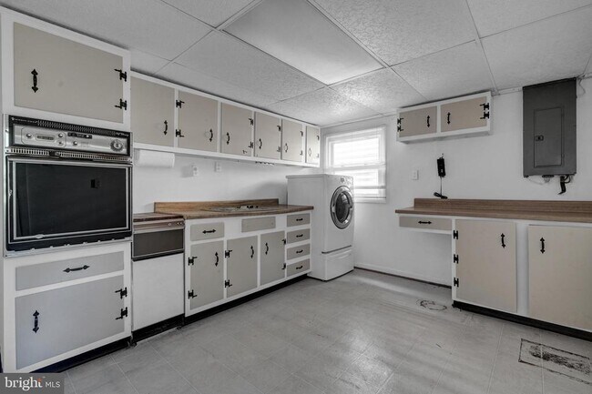 Building Photo - 8905 Valley Forge Dr