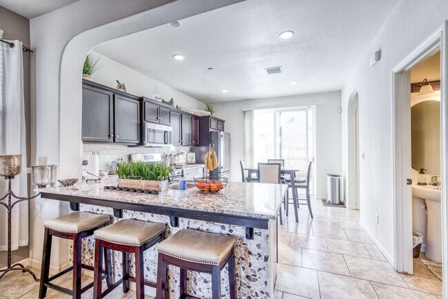 Building Photo - Beautiful 3/2.5 near Clovis East