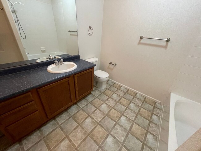 Building Photo - Englewood 2 Bedroom, 2 Bath Condo (Availab...