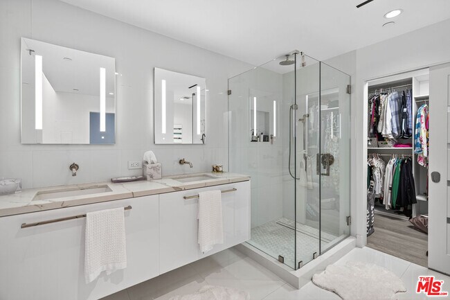 Building Photo - 13700 Marina Pointe Dr