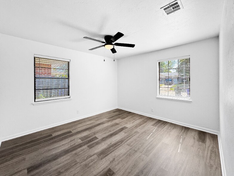 Building Photo - 513 Manor Dr