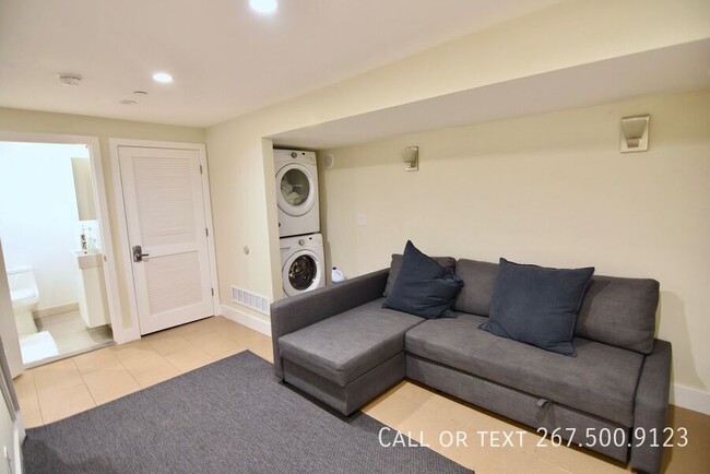 Building Photo - Beautiful bi-level 2 bed, 2 bathroom unit ...