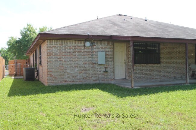 Building Photo - Delightful Duplex!