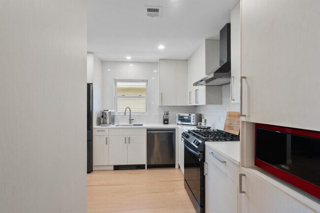 Building Photo - 809 2nd St