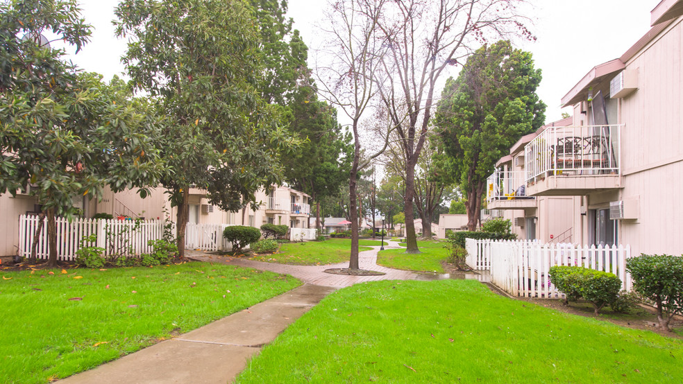 Primary Photo - Village Green Apartments