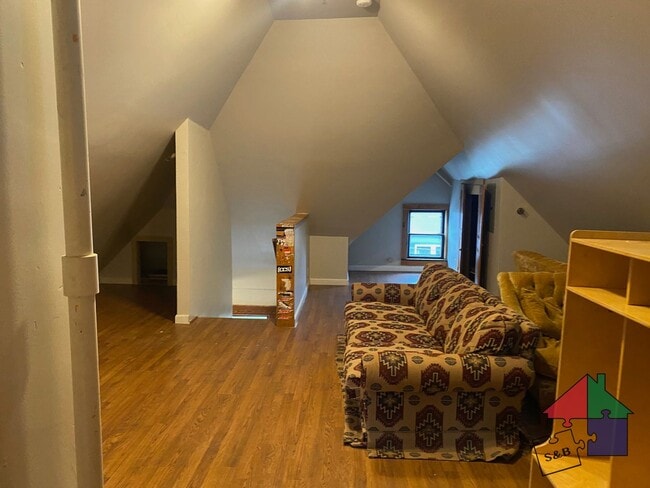 Building Photo - Spacious 8 Bedroom, 3 Bathroom Home for Re...