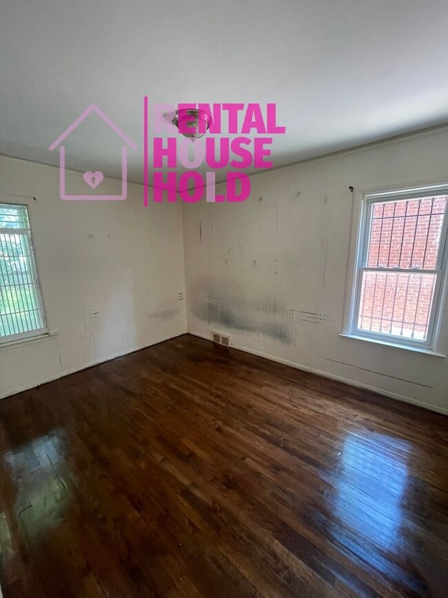 Building Photo - 3 BEDROOM 2 BATH BUNGALOW FREE PRE-SCREEN