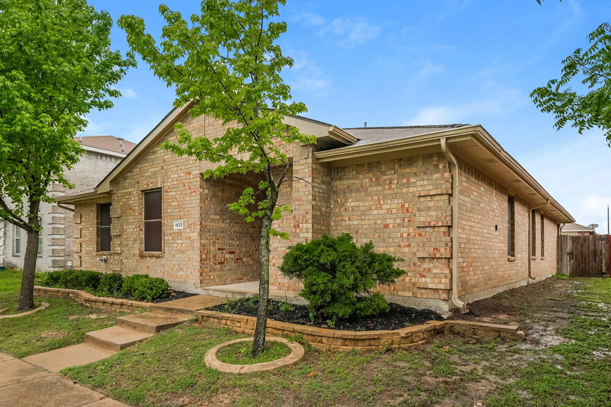 Building Photo - 1933 Indian Lilac Dr