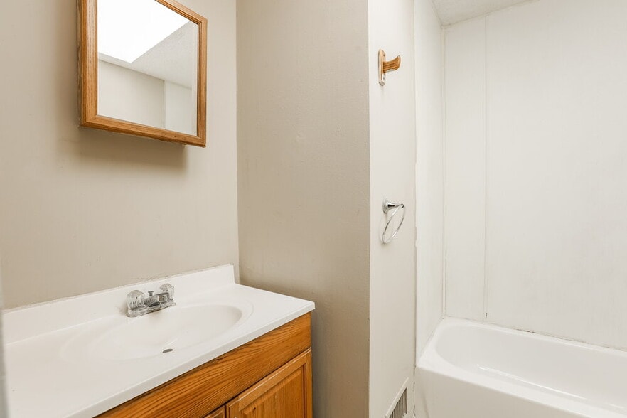 Building Photo - 3504 S Hopkins Ct