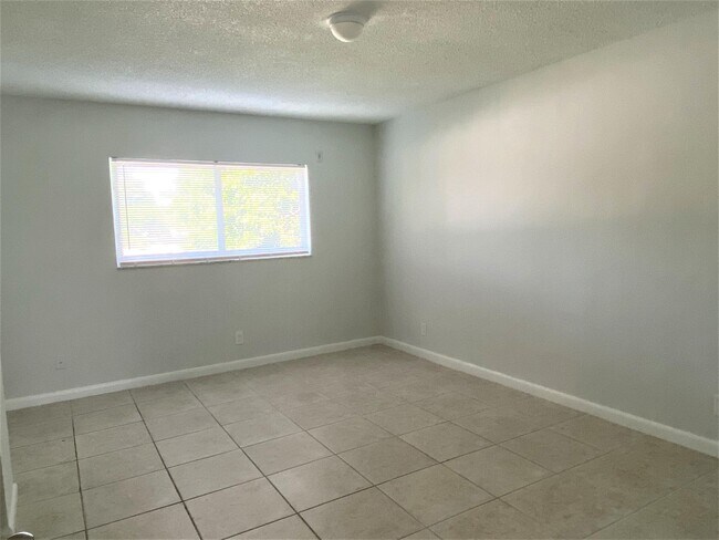 Building Photo - 853 SE 4th Ct