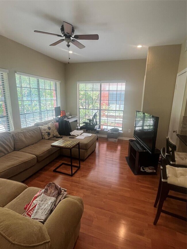 Building Photo - 712 W 21st St