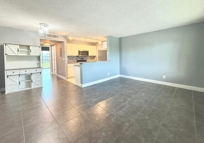 Building Photo - 1625 Meadows Cir