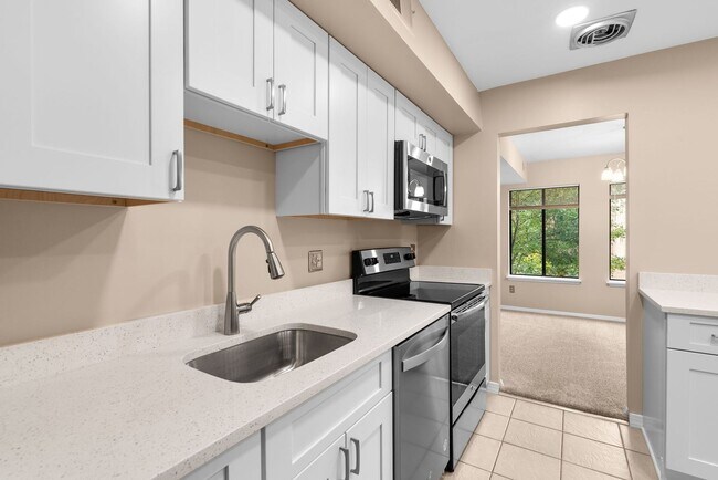 Building Photo - 2 Bed 1 Bath - Georgetown Village Condo - Move In Ready