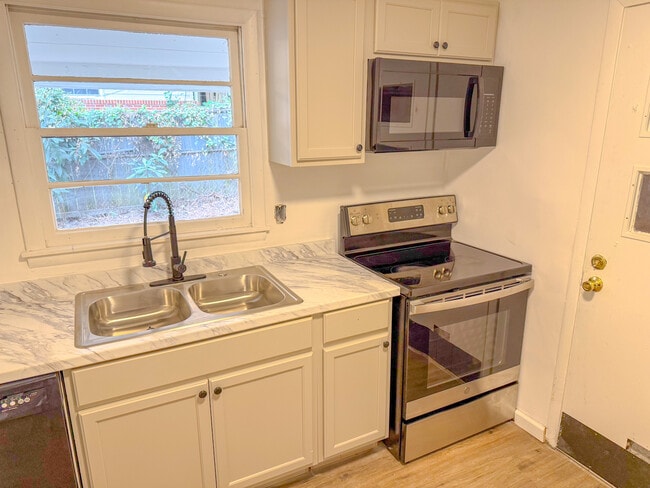 Building Photo - 633 Brookwood Dr