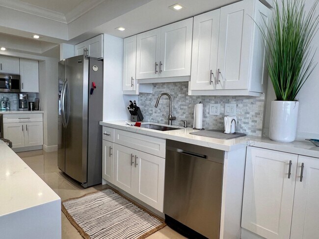 Building Photo - 5440 N Ocean Dr