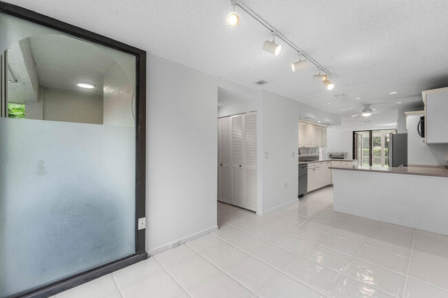 Building Photo - 3908 S Ocean Blvd