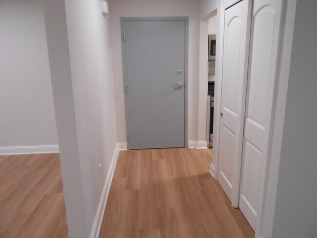 Building Photo - 50 Greenhouse Rd