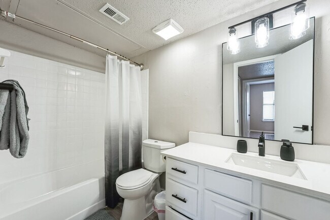 Building Photo - 2525 Thomason Cir