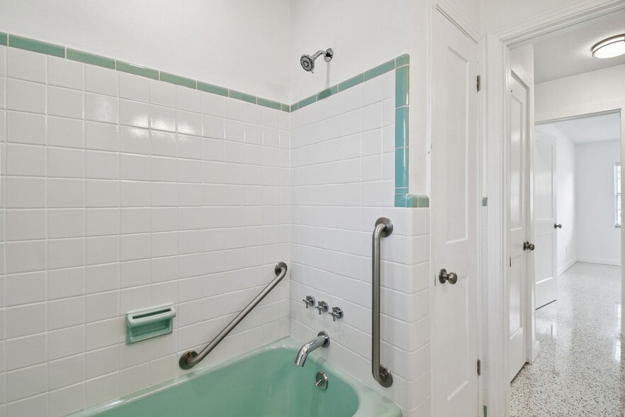 Tub - 3623 S Lightner Dr