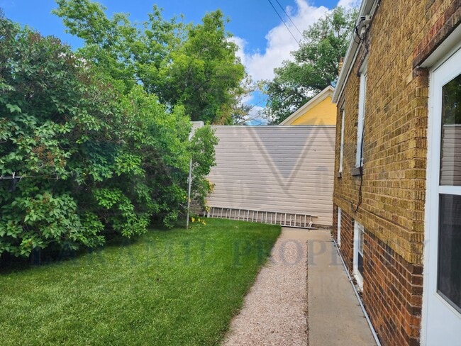 Building Photo - 1 Bedroom Apartment