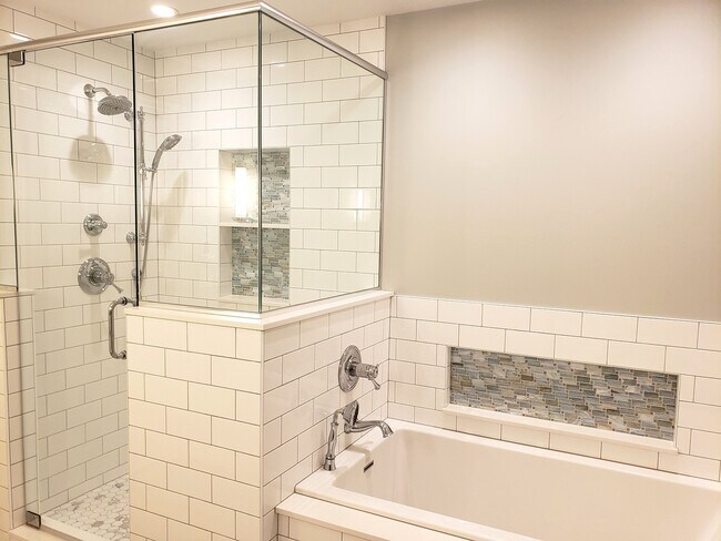 Building Photo - 21 W Chestnut St