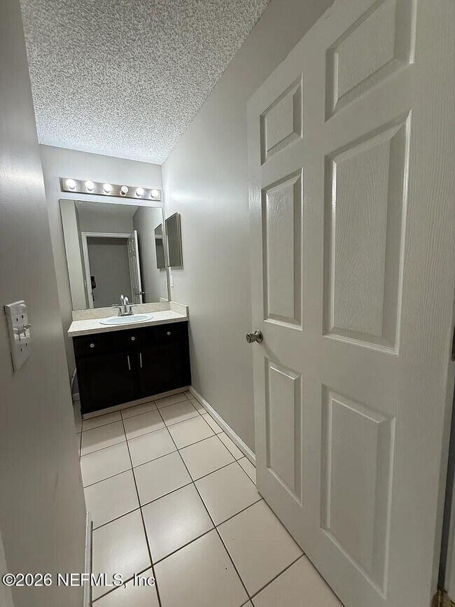 Building Photo - 913 Mackinaw Trail