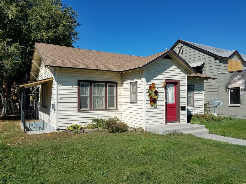 Upstairs unit through red door - 411 11th Ave S