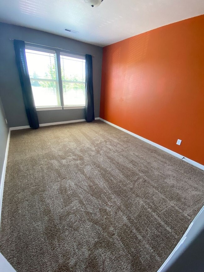 Building Photo - NE House Pet Friendly, 4 Bdrm, 2.5 Bath, Bonus Room, Office, Gas Heat/fireplace, A/C