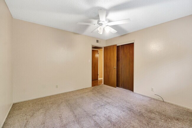 Building Photo - 1564 E Escalon Ave