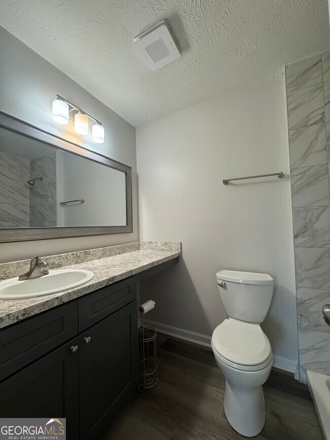 Building Photo - 3821 River Rd