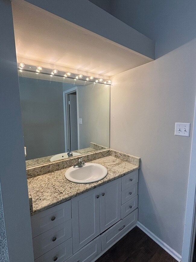 Building Photo - 14218 High Point Dr