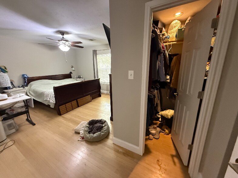 Building Photo - 4010 Crestwood Dr