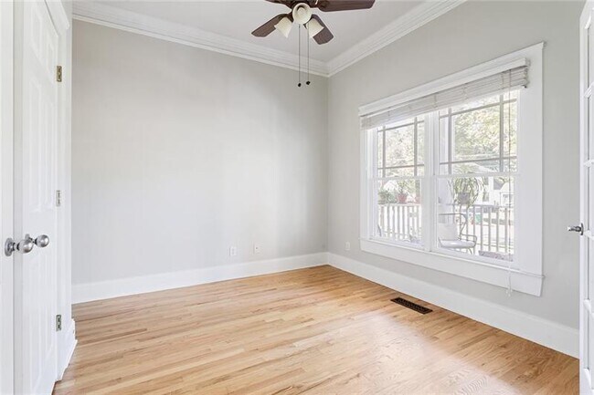 Building Photo - 428 S Howard St SE