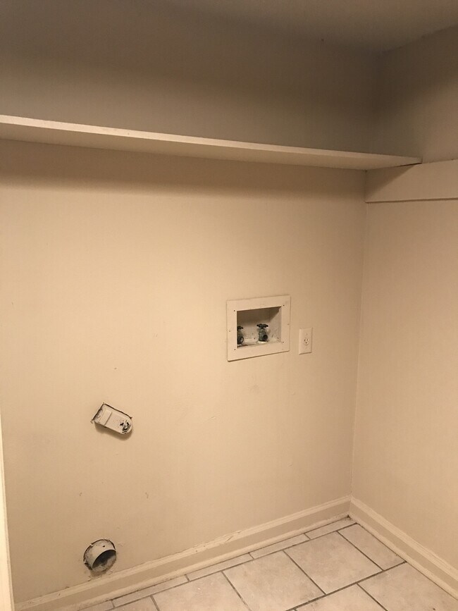 Building Photo - Beautiful Clean 3 bedroom, 2 Full Baths to...