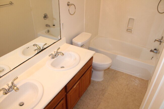 Building Photo - 524 Rosewood Ln