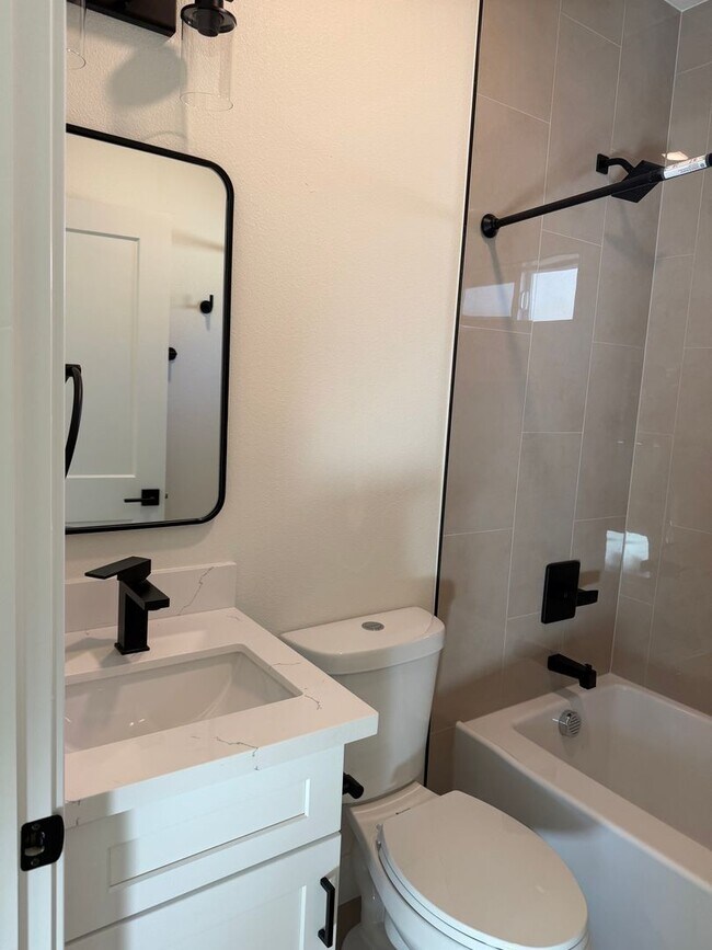 Building Photo - New 600 Sqft. 2 Bedroom 1 Bath Condo in Downtown Sacramento