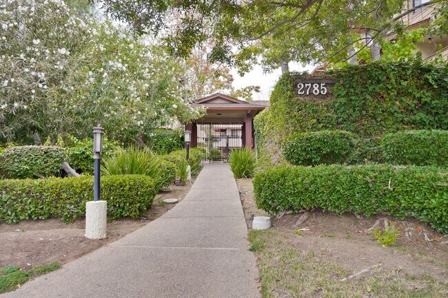 Building Photo - Popular Woodside Commons at Its Finest.