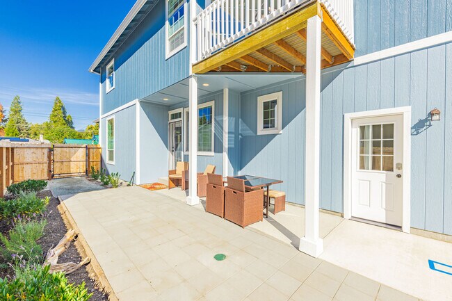 Building Photo - 1019 SW J St