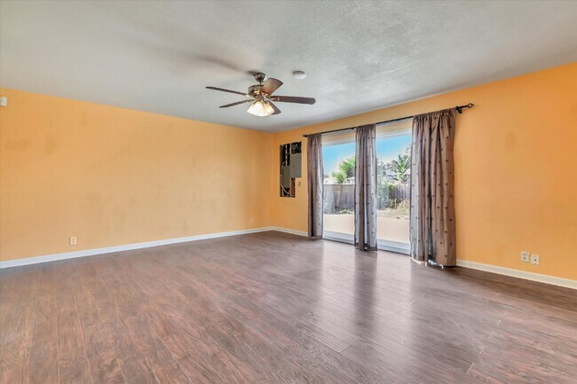 Building Photo - 43585 Montrose Ave