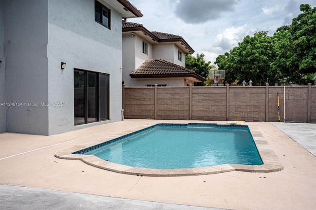 Building Photo - 16710 SW 140th Ave