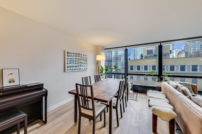 Building Photo - 910 N Lake Shore Dr