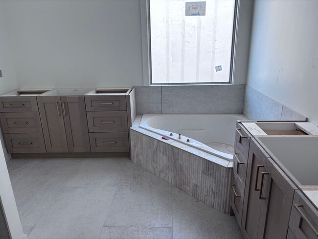 Building Photo - Beautiful single story with 4 bedrooms next to Crimson High School