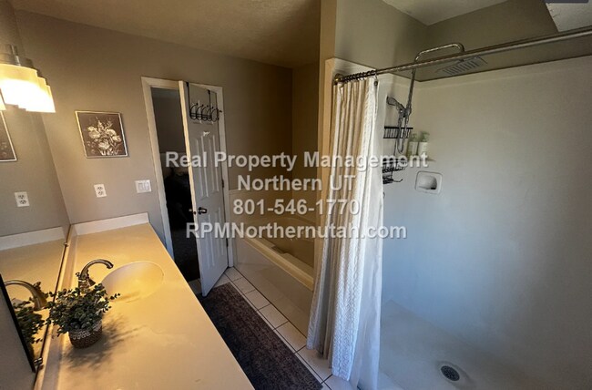 Building Photo - Large 5 bedroom home coming available in Layton