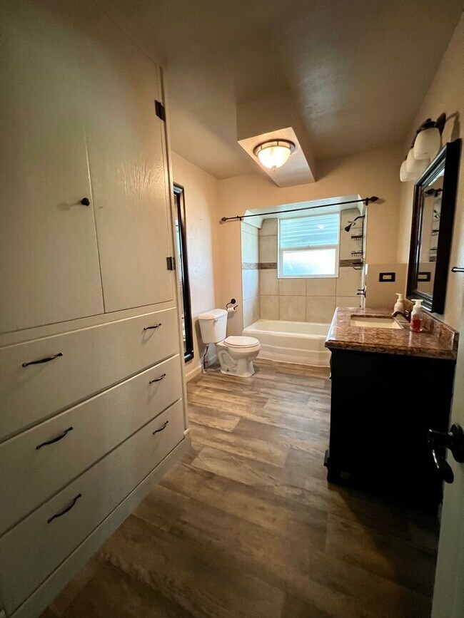 Building Photo - Country living home