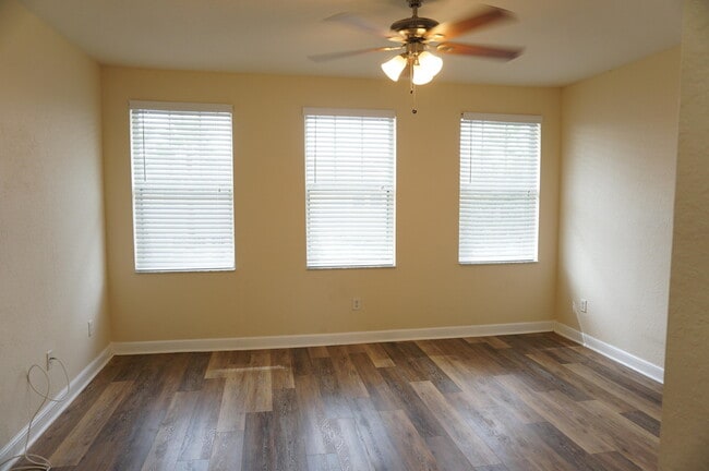 Building Photo - 883 Millbrae Ct