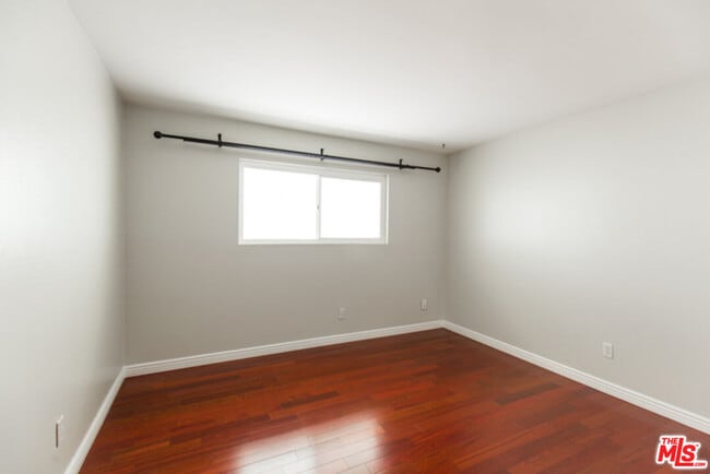 Building Photo - 2418 Graham Ave