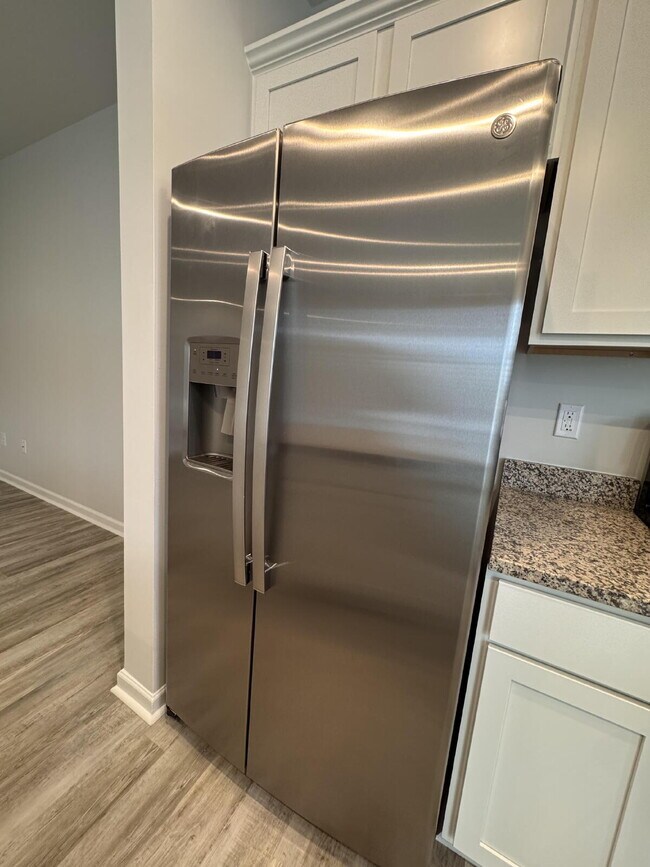 Building Photo - Modern 3-Bed Townhome in Greer — Stylish D...