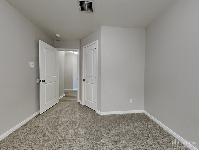 Building Photo - 6215 Baywood Cres